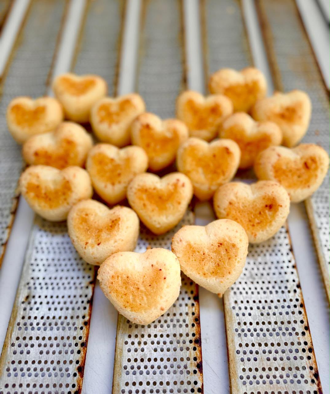 Pão de queijo em formato coração assado